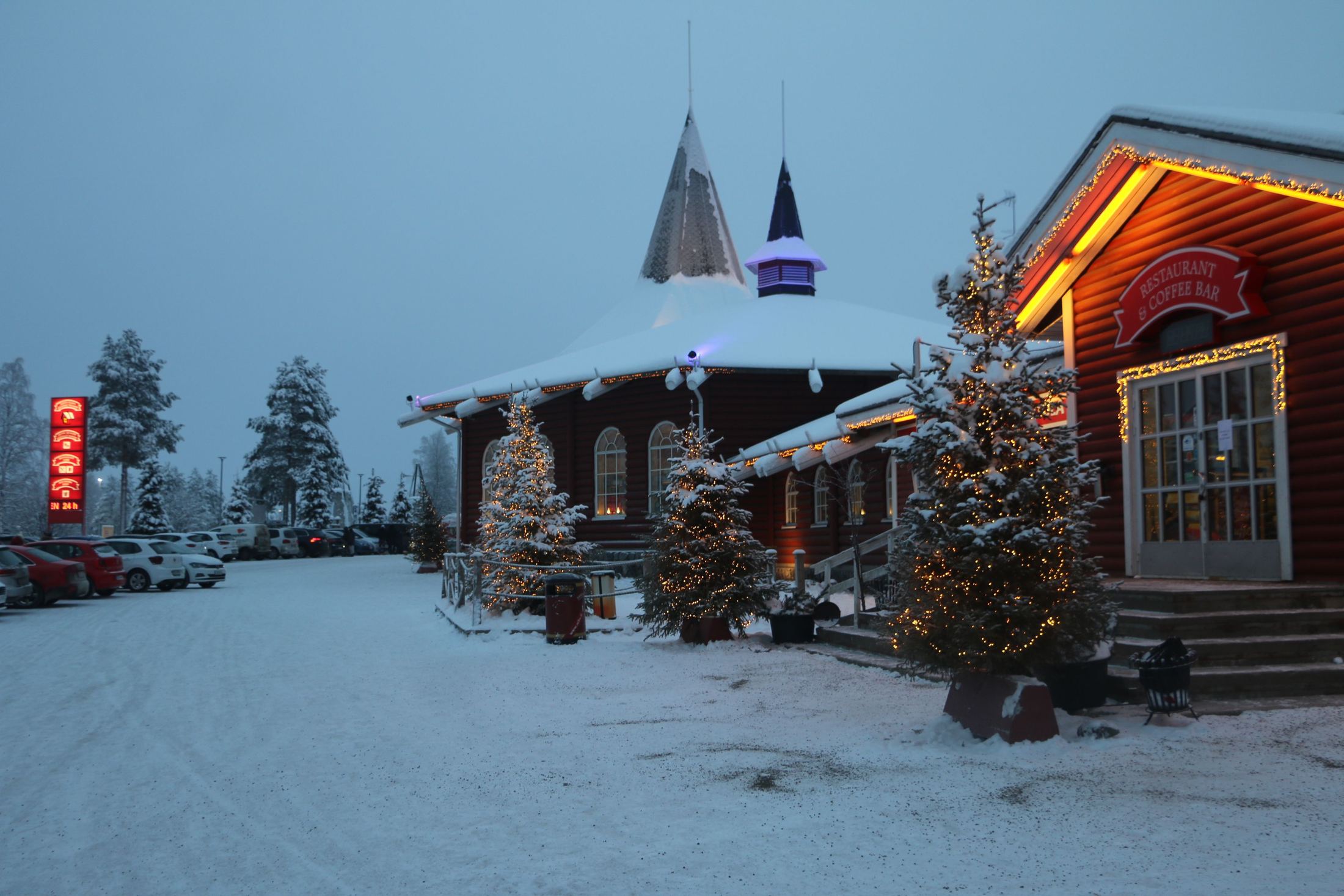 Rovaniyemidagi Santa-Klaus qishlog‘i oqshomda